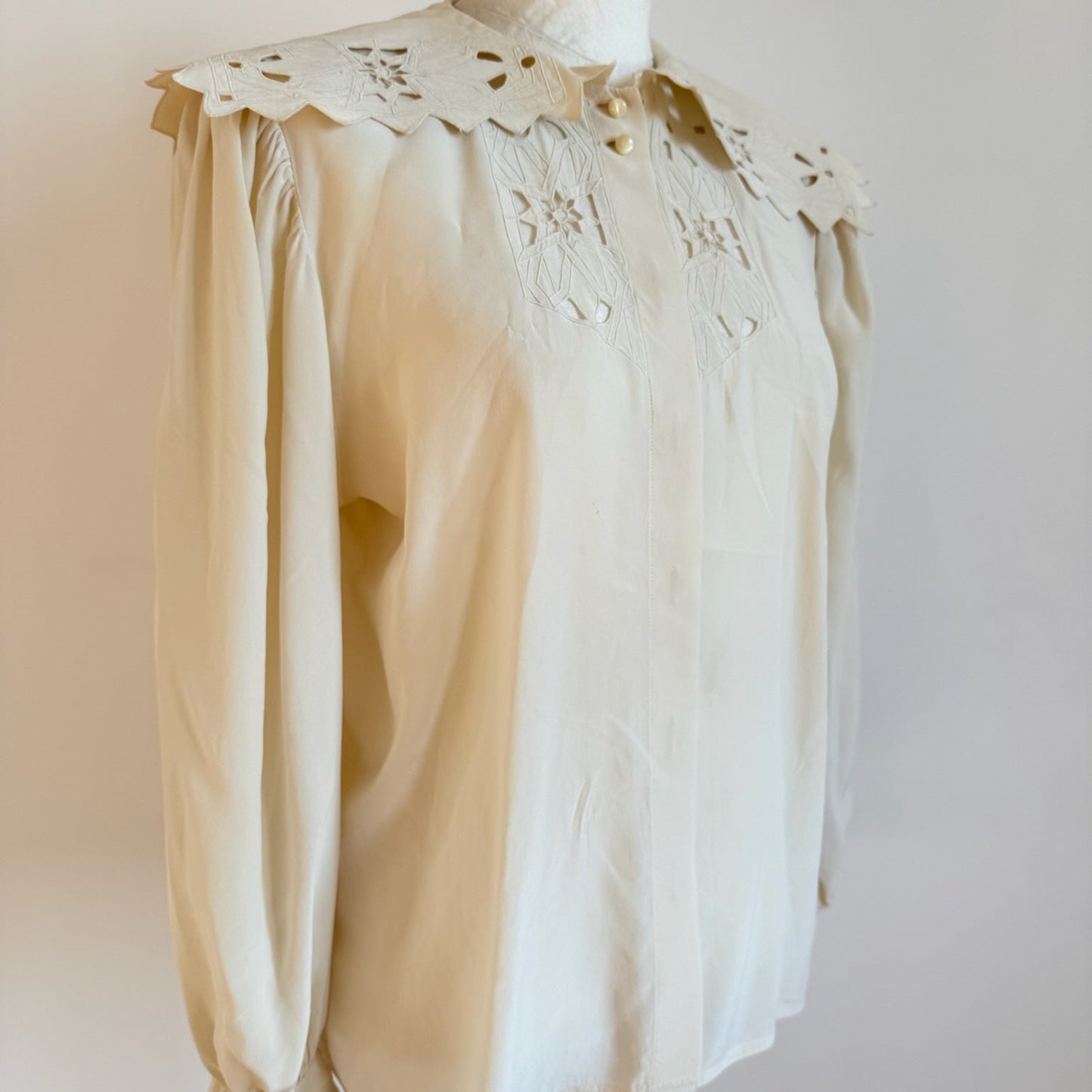 Camicia vintage in seta anni 60 ricamo a mano