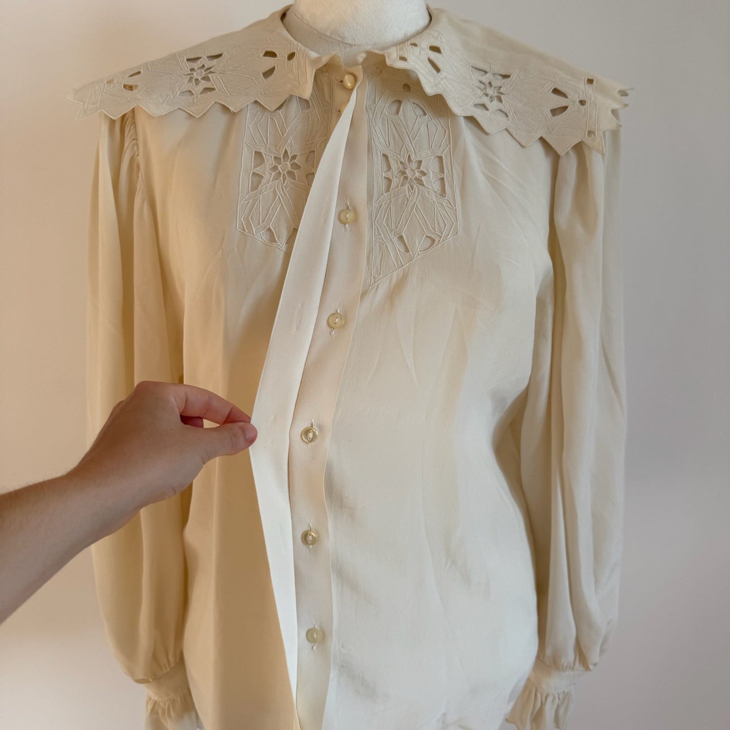 Camicia vintage in seta anni 60 ricamo a mano