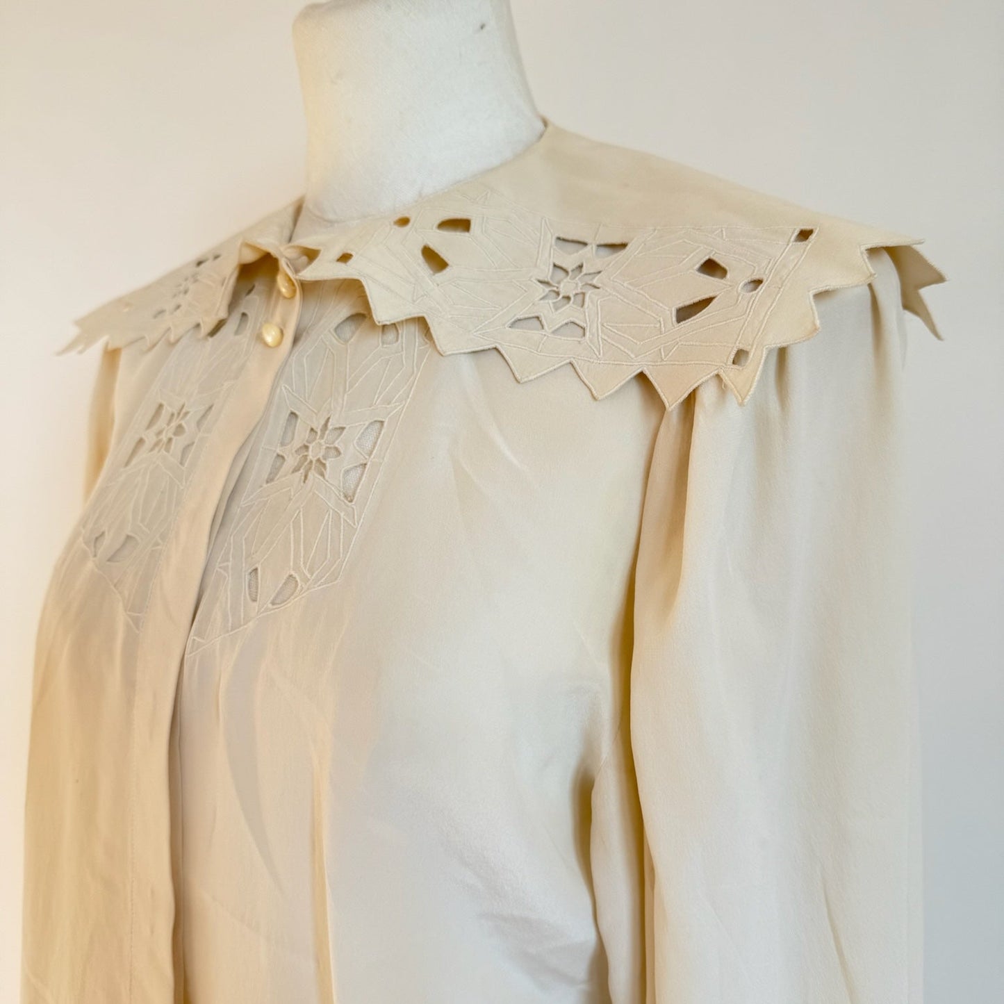 Camicia vintage in seta anni 60 ricamo a mano