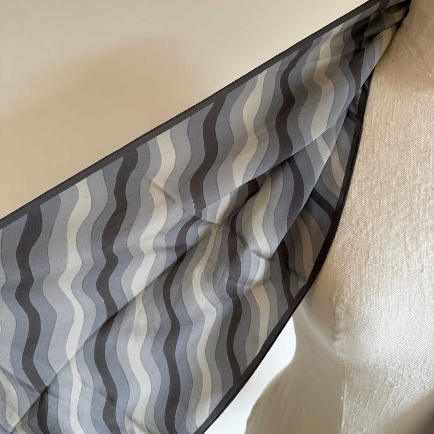 Foulard vintage pura seta Bayron grigio