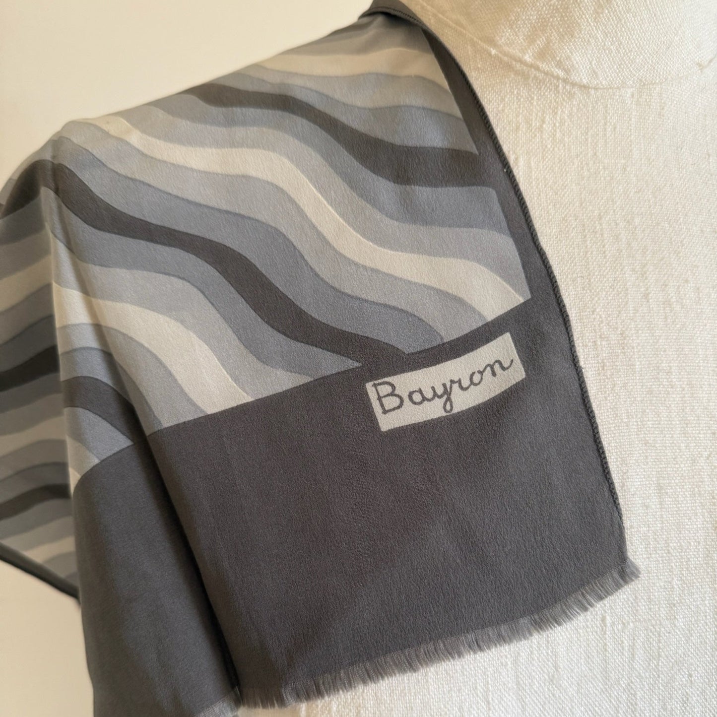 Foulard vintage pura seta Bayron grigio